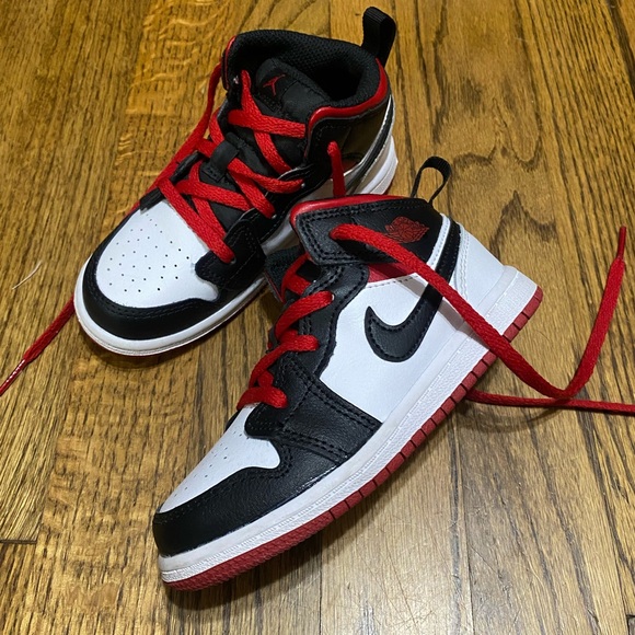 Nike Air Jordan Retro 1 Sneakers - Picture 2 of 7